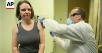 (Video) MAJKA HRABROST Prva osoba u SAD primila eksperimentalnu vakcinu