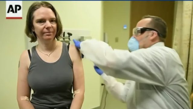 (Video) MAJKA HRABROST Prva osoba u SAD primila eksperimentalnu vakcinu
