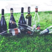 RUSI U KRIZI KUPUJU VOTKU,VISKI I PIVO Vlasti apeluju da alkohol ne leči koronu