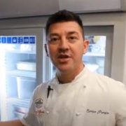 (VIDEO)ITALIJANI NE MOGU BEZ NACIONALNOG JELA NI U DOBA KORONE Preko interneta uče da prave picu, a ovako im Enrico pomaže