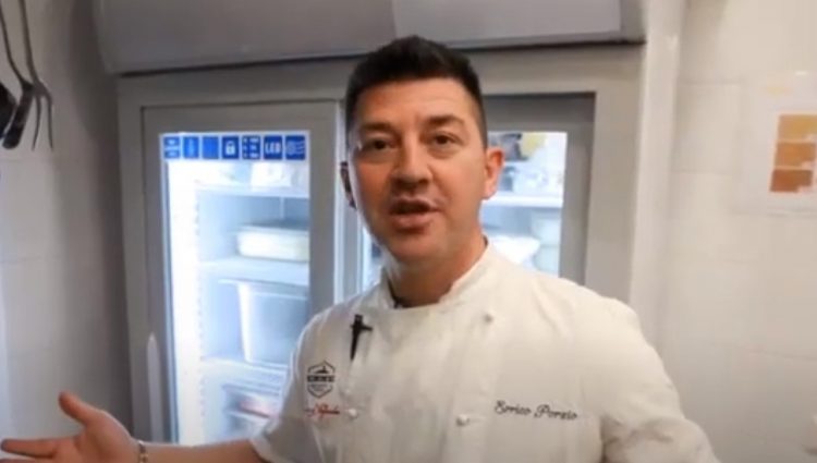 (VIDEO)ITALIJANI NE MOGU BEZ NACIONALNOG JELA NI U DOBA KORONE Preko interneta uče da prave picu, a ovako im Enrico pomaže