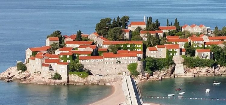 SMANJEN BROJ DRŽAVA ČIJI GRAĐANI MOGU NESMETANO U CRNU GORU Srbija i dalje nije među njima