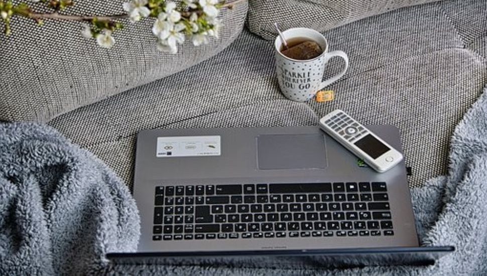 Laptop, kafa i telefon na krecetu