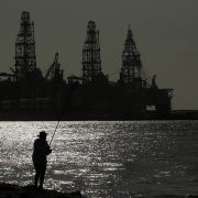 OPORAVAK NAFTNOG TRŽIŠTA Cena američke nafte na šestonedeljnom maksimumu