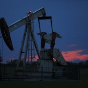 Cena nafte WTI nadvisila 60 dolara za barel, analitičari očekuju još više
