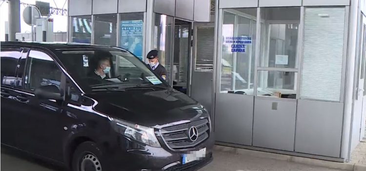 PUTNICIMA KOJI U GRČKU STIŽU 1. I 2. JULA “PROGLEDAĆE KROZ PRSTE” Za sve ostale, QR kod biće obavezan