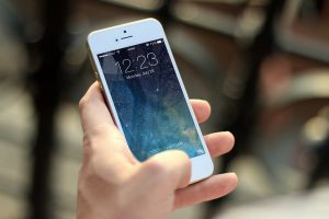 Mobilni telefon u ruci