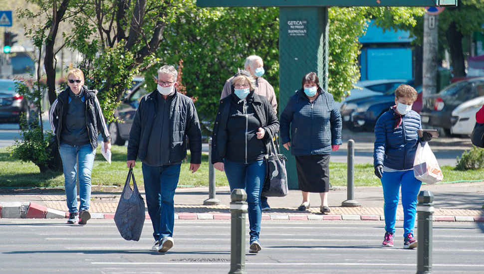 Zaštitne maske i ljudi na ulici