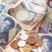 Pad jena neće uticati na promenu monetarne politike Japana