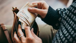 Novac u rukama, iz novčanika
