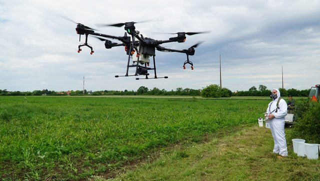 AMAZON DRONOVIMA DOSTAVLJA ROBU Kompanija dobila dozvolu FAA za isporuku paketa teških do pet kilograma