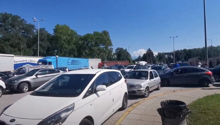 (VIDEO) KILOMETARSKE KOLONE NA BUGARSKO-GRČKOJ GRANICI Grčka policija ne pušta putnike iz Severne Makedonije u zemlju