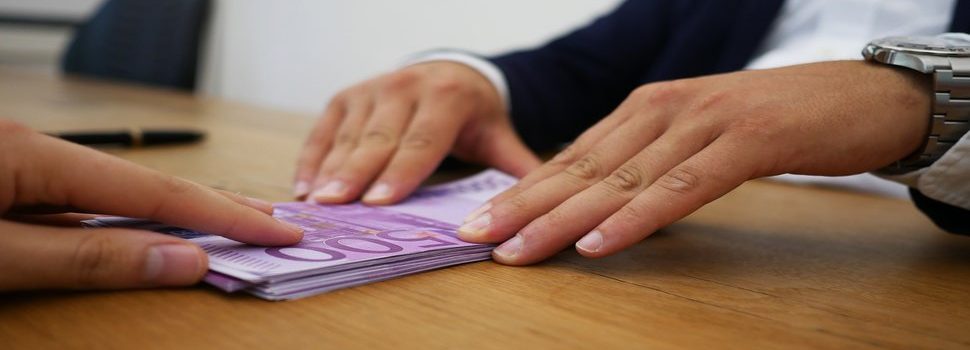 Jedna osoba daje drugoj evre