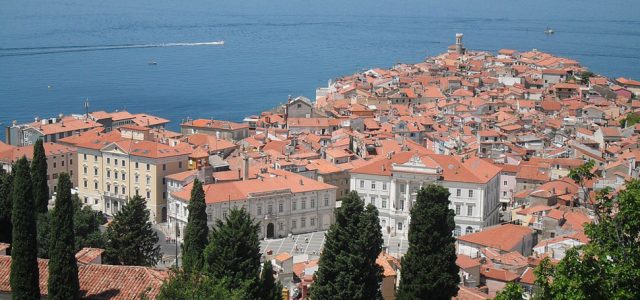 TURISTI IZ REGIONA LETUJU KOD KUĆE Slovenačke plaže, Neum i Albanija puni gostiju, obale Hrvatske i Crne Gore puste