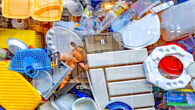 PLASTIČNI OTPAD GUŠI ŽIVOTNU SREDINU U SRBIJI Za dve godine reciklirano samo dva odsto ambalaže