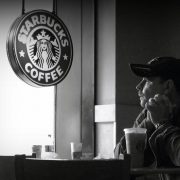 Starbucks zatvara radnje u SAD iz bezbednosnih razloga