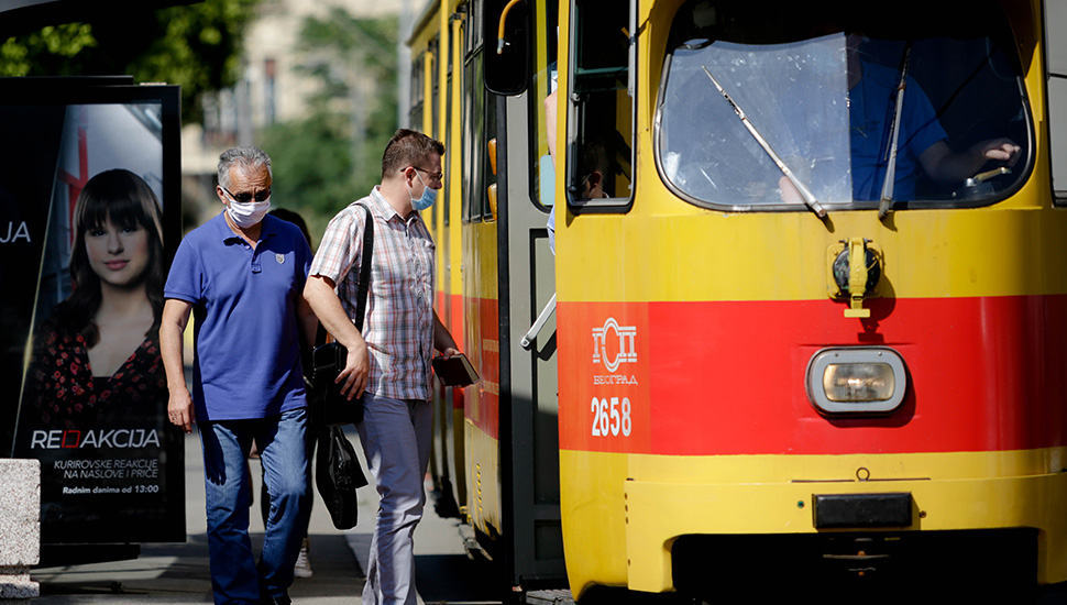 Putnici ulaze u gradski prevoz noseći maske