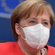 EKONOMIJA NE SME DA STANE UPRKOS LOŠIJOJ EPIDEMIOLOŠKOJ SITUACIJI Angela Merkel poručila da će država postaviti prioritete