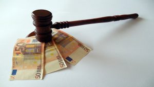 Sudijski čekić i evri