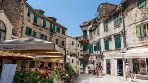 Restoran i ljudi na ulici Splita