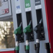 Narednih sedam dana benzin u Srbiji skuplji dva, a dizel jeftiniji dva dinara