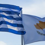 PUTNICI IZ GRČKE SAMO SA TESTOM MOGU NA KIPAR Zbog porasta broja obolelih grčka policija pojačala kontrole u popularnim letovalištima