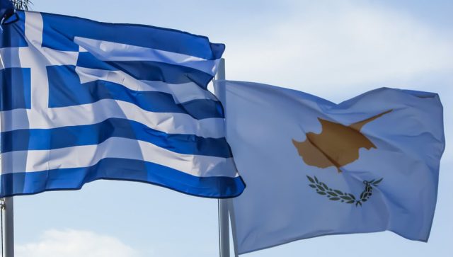PUTNICI IZ GRČKE SAMO SA TESTOM MOGU NA KIPAR Zbog porasta broja obolelih grčka policija pojačala kontrole u popularnim letovalištima