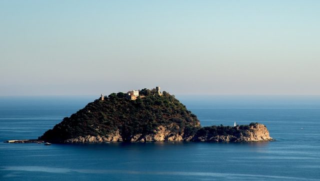 UKRAJINAC KUPIO ITALIJANSKO OSTRVO Galinaru u Ligurijskom moru platio 10 miliona evra