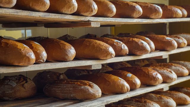 Pekari predlažu rast cene hleba