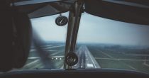 Pogled kroz kabinu pilota