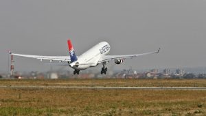 Avion Air Serbia na aerodromu