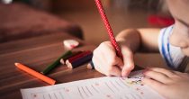 Knjige najveći izdatak na početku školske godine Devojčica piše
