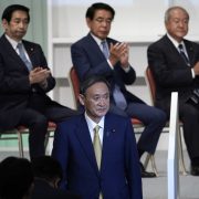 JAPANSKA VLADAJUĆA PARTIJA IZABRALA NOVOG LIDERA Jošihide Suga nasleđuje Šinza Abea na mestu premijera