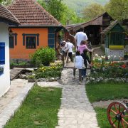 DEVIZNI PRIHOD OD TURIZMA MANJI ZA 18 ODSTO, AGENCIJE PRED GAŠENJEM Drastičan pad broja stranih gostiju u Srbiji, domaći obilazili ruralna područja