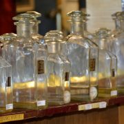 (FOTO) MALE TAJNE VELIKIH MAJSTORA Najstariji parfimer otkriva kako se prave najlepši mirisi, na koji način se biraju i kako izbeći klopke