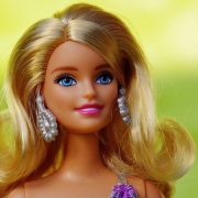 KORONA PODSTAKLA PRODAJU IGRAČAKA Nagli rast prodaje barbika u svetu