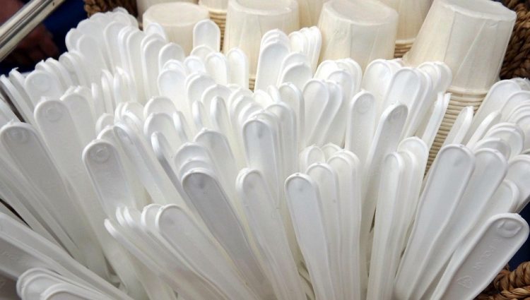 Slovenci zabranjuju prodaju plastičnih tanjirića, slamčica…