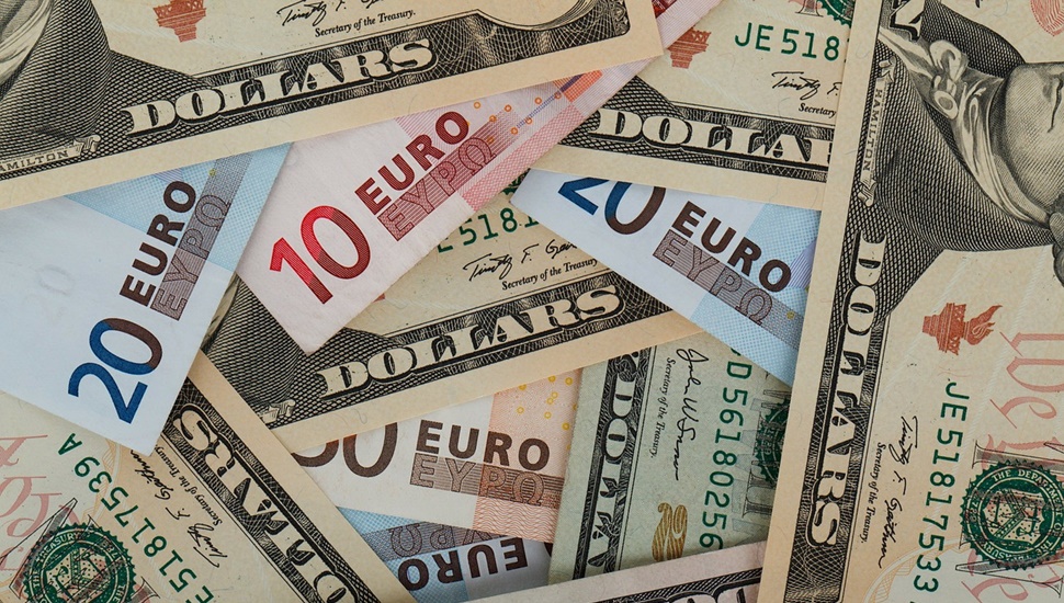 Dolari i evri na gomili
