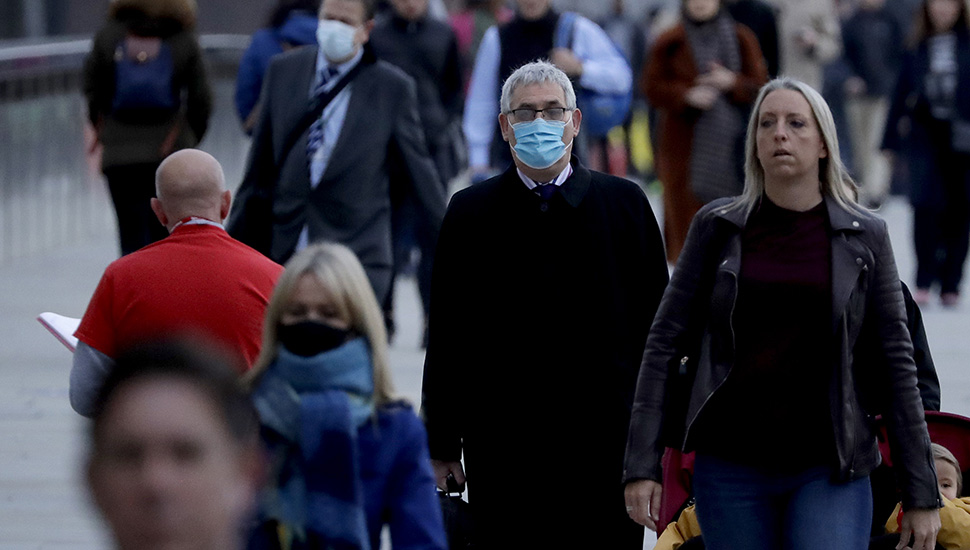 Zaštitne maske i ljudi na ulici