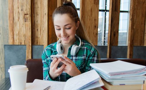 Više od 89 odsto mladih iz EU koristilo društvene mreže u 2025.