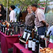 (FOTO) ODRŽANA VINSKA PROMENADA U PARAĆINU Oko 20 vinarija iz Srbije predstavilo svoje proizvode