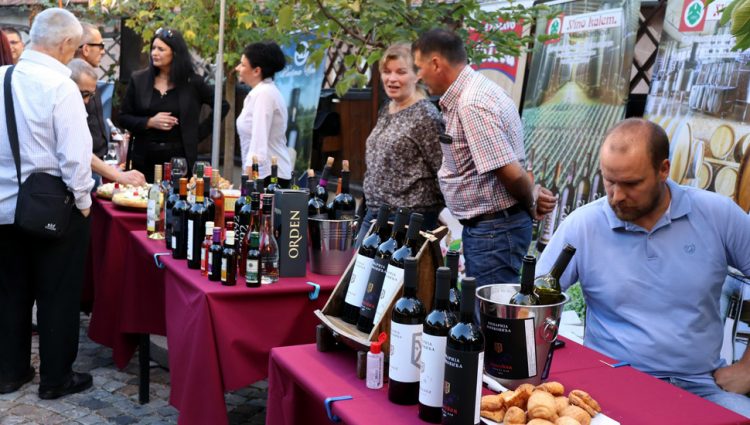 (FOTO) ODRŽANA VINSKA PROMENADA U PARAĆINU Oko 20 vinarija iz Srbije predstavilo svoje proizvode