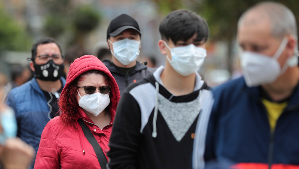 Ljudi sa zaštitnim maskama