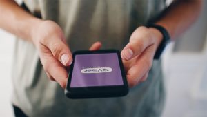 Aplikacija Viber na telefonu u ruci