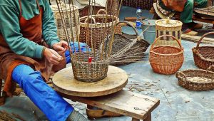 Pletenje korpe od pruća