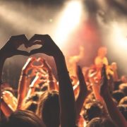 BRITANSKA MUZIČKA SCENA NA OGROMNOM UDARU Zabrana živih svirki ugrožava opstanak bendova i popularnih koncertnih lokacija