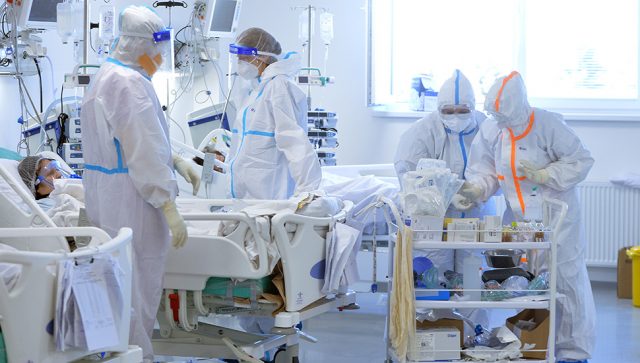 NE SMIRUJE SE KORONA U SRBIJI, ZARAŽENO JOŠ 4.995 OSOBA Preminulo 56 pacijenata, na respiratorima čak 331