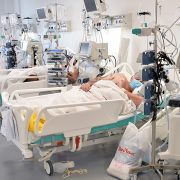 KORONOM U SRBIJI ZARAŽENE JOŠ 7.393 OSOBE Sve više pacijenata na respiratorima, u poslednja 24 sata preminulo 56