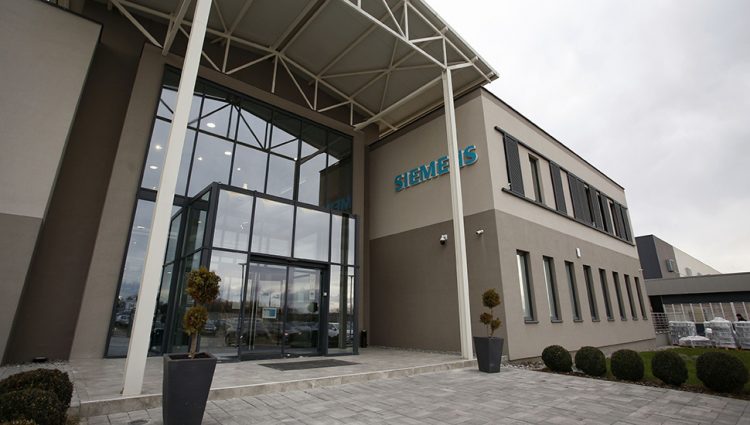 (FOTO) PRVI TRAMVAJ PROIZVEDEN U KRAGUJEVCU IDE U NEMAČKU Kompanija Siemens završila testiranje