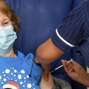 ZVANIČNO POČELA IMUNIZACIJA U VELIKOJ BRITANIJI Prvu vakcinu primila starica u Koventriju